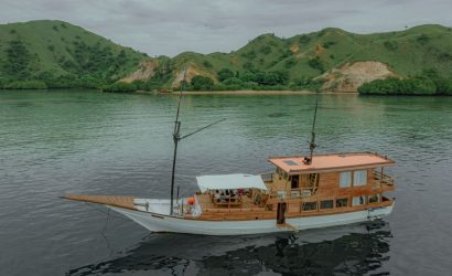 Private boat tour to komodo island