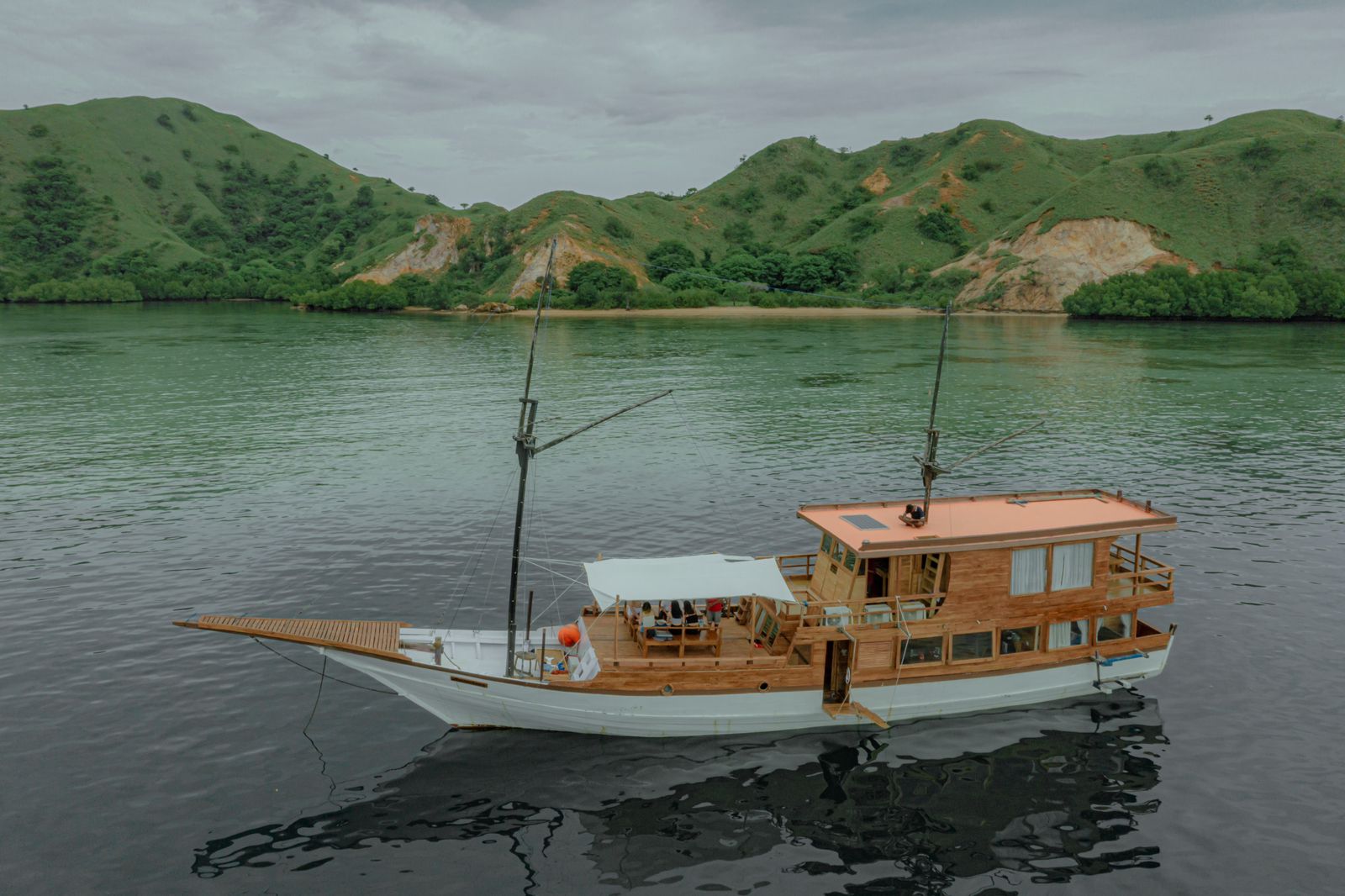 Private boat tour to komodo island